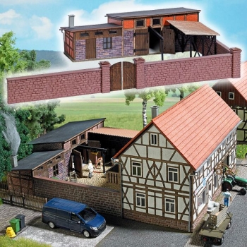 H0 Gebäude BS Hinterhofgebäude ( Schlachterei ), 150x 55x 47mm, D= 28x 28mm, Anbaukran 60x 40x 40mm, Natursteinmauer mit Pfosten, 320mm etc................................................................................