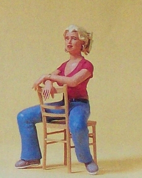 G Figur Junge Frau sitzend