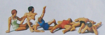 Z Badende liegend und sitzend