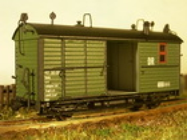 H0e D DR Tonendachpackwagen 97-30-06, 2A, grün, Seitentür offen 1x, Preßnitztalbahn