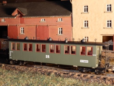 H0e Bahnfahrzeuge D DR Reisezugwagen 970- 314, Gat.727, 4A, Ep.III, Fenster paarweise, Holzbeplankung, grün,  etc.........