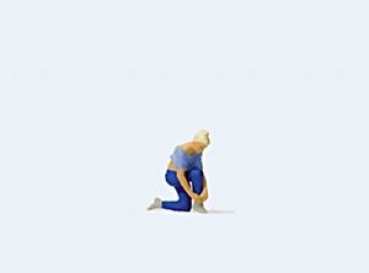 H0 Figur Frau beim Schuhe binden etc..........................................................................................................