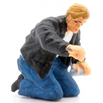 0 Figur WM Mann in Lederjacke und Jeans kniend, H= 40mm, etc....................................................