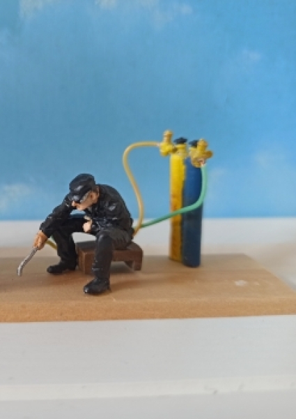 0 Figur WM Bahnfigur Gleisbauer schweißend mit Flasche, H= 40mm, etc...........................................................................