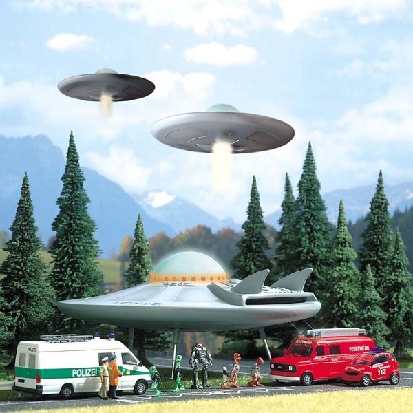 H0 Flugzeug UFO " Fliegende Untertasse ", etc....................................................................