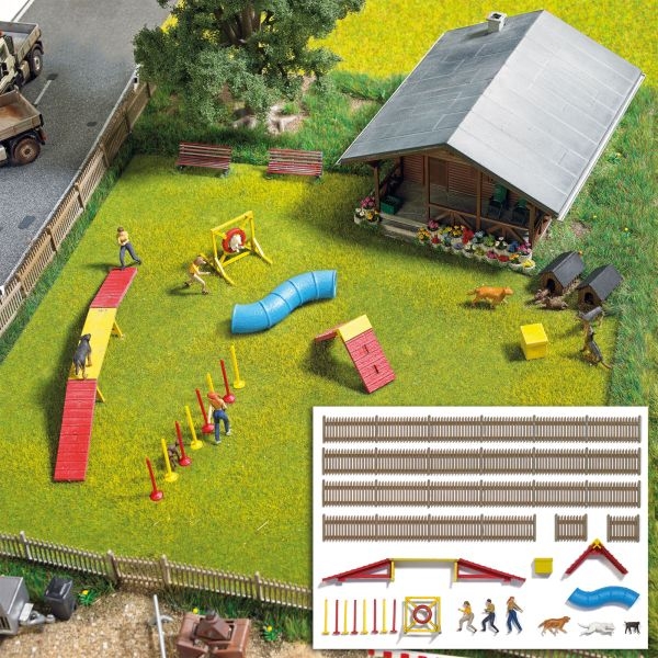 H0 Geländegestaltung BS Hundesportplatz " Agility ", 111x 92x 50mm, L= 600mm, Steg, Salalomstange, Schlauchtunnel, Wand- Sprungreifen, etc.......