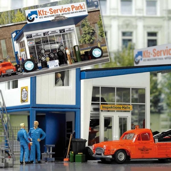 H0 Geländegestaltung BS Reifenhandel mit Abschleppwagen, Container, Metalltreppe, Büroeinrichtung, Hebebühne, Werkstattwagen, etc.....
