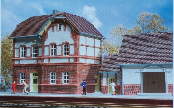 H0 Bahnhofsgebäude mit Güterschuppen