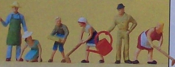 H0 Figur Bei der Gartenarbeit