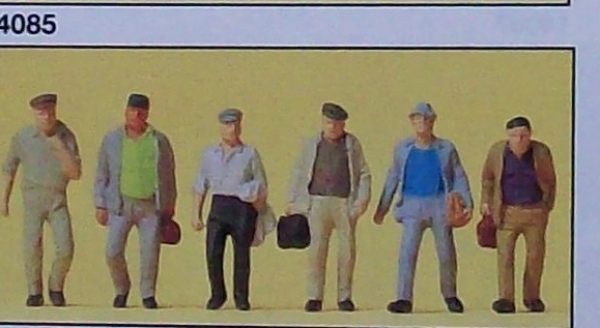 H0 Figur Pendlerinnen auf dem Weg zur Bahn