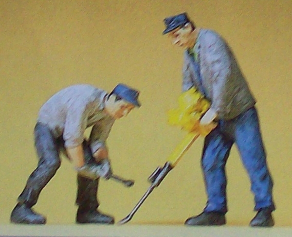 G Figur Gleisbauarbeiter mit Gleisstopfgerät und Gabelschlüssel