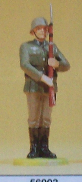 1: 25 D DR W Soldat stehend Gewehr präsentierend