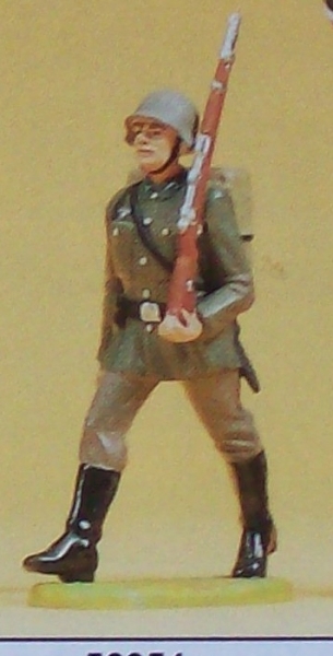 1: 25 D DR W Soldat im Marsch mit Tornister etc...........................................................................................................................................................................