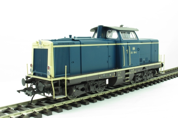 0 D DB Diesellokomotive BR212 138- 2,  4A,  Ep.IV,  ozeanblau/ elfenbein,  L= 273mm, etc.................................................................................................