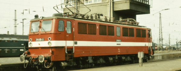 H0 D DR Elektrolokomotive BR211,  211 015- 3, 4A, Ep.IV, L= 187,6mm, R= mind. 360mm, rot mit weißer Binde , Sound,etc..............................................