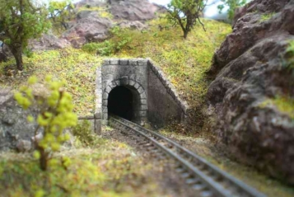 T Geländegestaltung Tunnelportal eingleisig mit Stützmauern, 46x 26x 23mm, D= 15mm, B= 12mm,  weiß
