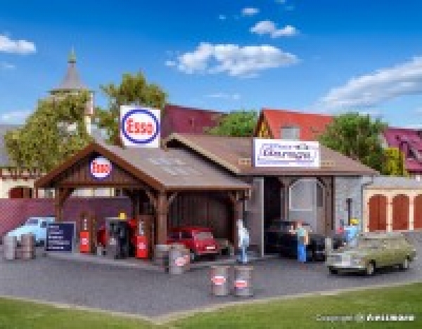 H0 Gebäude BS Reparaturwerkstatt Garage mit Tankstelle, L= 19x 10x7,5cm, etc......................................................................