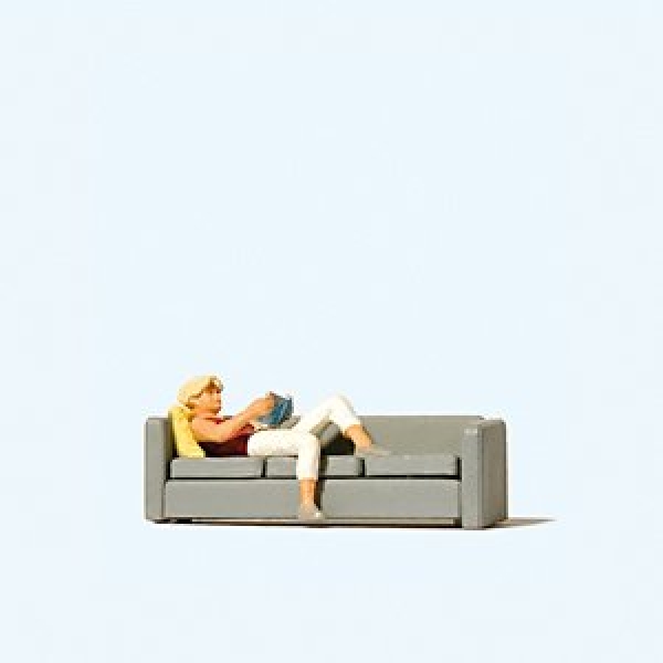 H0 Figur Lesende auf Sofa