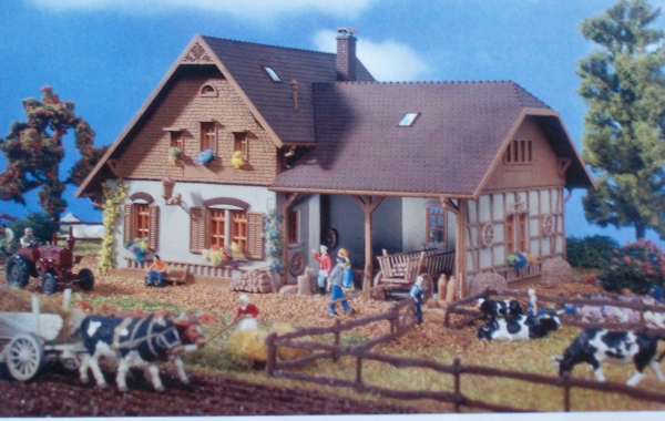 H0 Gebäude BS Bauernhaus mit Remise, Bänke, Wagenräder, Holzstapel, 20,5x 12,5x 12cm, etc.....................................