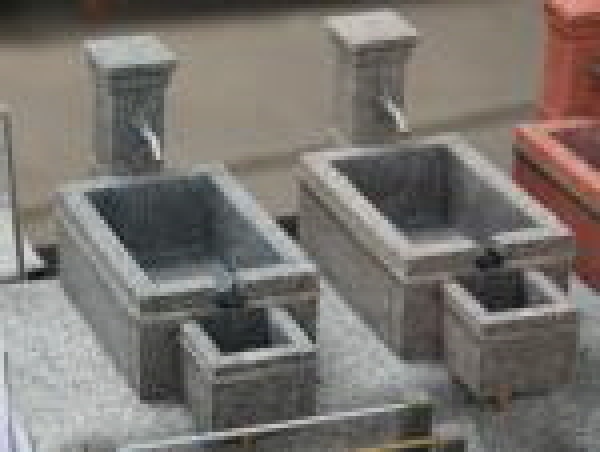 G Brunnen Granit grau mit MS, Cu, Zu und Ablauf eingebaut
