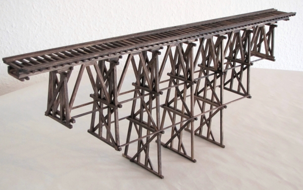 H0 H0 60 Holzbrücke gerade, braun, Stützen 7x, 60,5x 9,5x 22cm, 3stufig, etc............................................