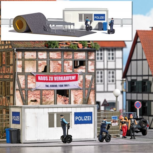 H0 Geländegestaltung  Polizeistation mit Segways, Absperrgittern, Mülleimern, Straße B= 55mm, L= 500mm, etc.....