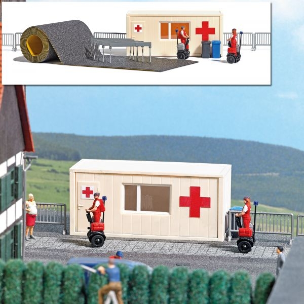 H0 Geländegestaltung Sanitätsstation mit Segways, Mülleimer, Absperrgitter, Straße  B= 55mm, L= 500mm , etc......