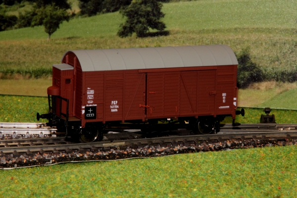 H0 PL PKP Güterwagen ged., Oppeln, 141154, 2A, Ep.III, Bremsewrbühne, Braun, Blechdach, Gleitlager,