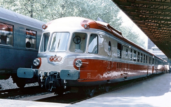 H0 F SNCF Dieseltriebwagen RGB I, mit Beiwagen, 4A, Ep.III, TEE Farbe, rot/ beige, etc..............................................................